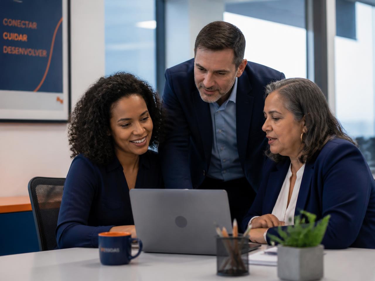 Equipe de Recursos Humanos analisando indicadores em um sistema